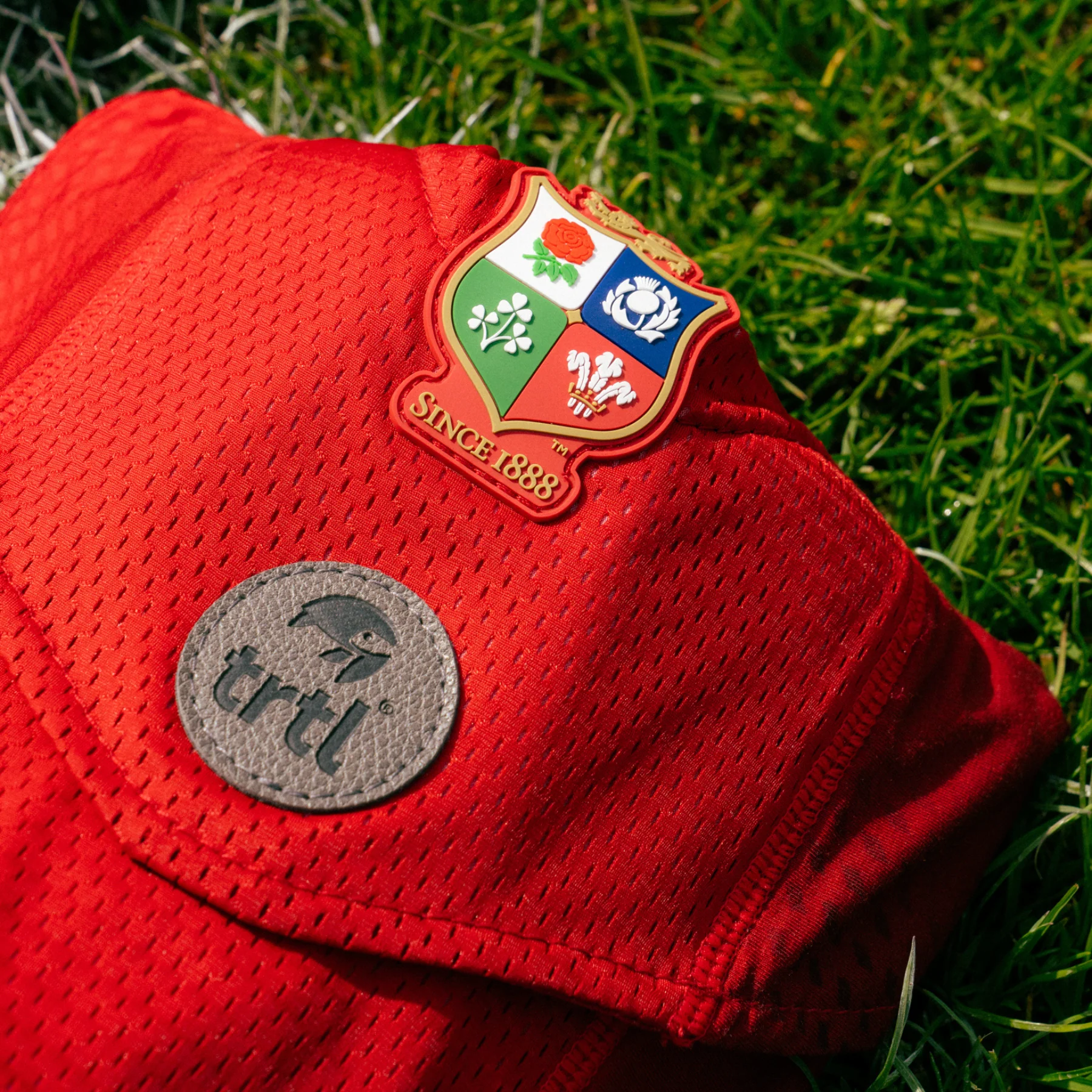 The British & Irish Lions™ x Trtl Travel Pillow Cool - Image 12
